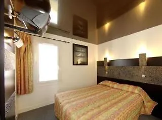 Hotel Contact 2*