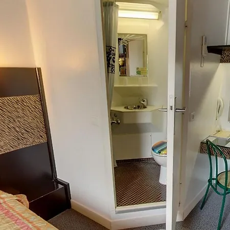 Hotel Contact 2*